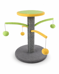 Nachhaltiger Kratzbaum mit Spielbällen
