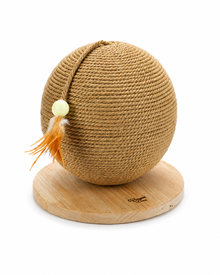 Designed by Lotte - Kratzball Balty aus Sisal auf rundem Holzstandfuß