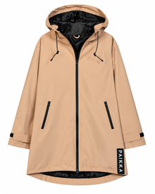 PAIKKA Human Visibility Regenmantel Damen 2026 in Taupe – wasserdichter reflektierender Damen-Regenmantel mit Kapuze, Reißverschlusstaschen und langem Schnitt