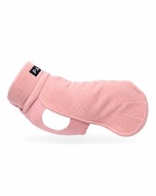 PAIKKA Seawool Hundeshirt 2026 in Hellrosa (Rosa) – seitliche Produktansicht vor weißem Hintergrund mit hohem, weichem Kragen, wärmendem Seawool-Mischgewebe in Fleece-Optik, elastischer Rippstrick-Brustpartie, großzügiger Vorderbeinöffnung und abgerundetem Rückenabschluss.