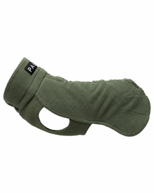 PAIKKA Seawool Hundeshirt 2026 in Thyme (Dunkelgrün) – seitliche Produktansicht vor weißem Hintergrund mit hohem, weichem Kragen, wärmendem Seawool-Mischgewebe in Fleece-Optik, elastischer Rippstrick-Brustpartie, großzügiger Vorderbeinöffnung und abgerundetem Rückenabschluss.