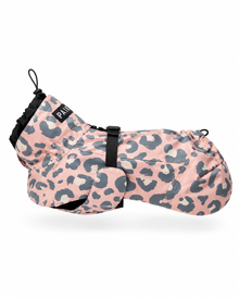 PAIKKA Visibility Hunderegenmantel 2026 in Pink Leo – wasserdichter und reflektierender Hundemantel mit rosa-grauem Leopardenmuster in Seitenansicht, hohem verstellbarem Kragen, schwarzem Bauchverschluss und anpassbarem Rutenbereich vor weißem Hintergrund